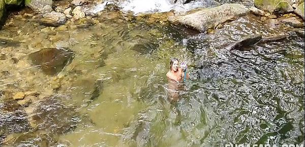  CASAL NA CACHOEIRA FAZENDO SACANAGEM EM PÚBLICO